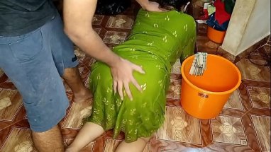 रसोई का काम कर रही नौकरानी को स्टैंड पर घोड़ी बनाकर चोदा sexy xxx maid video आवाज हिंदी में